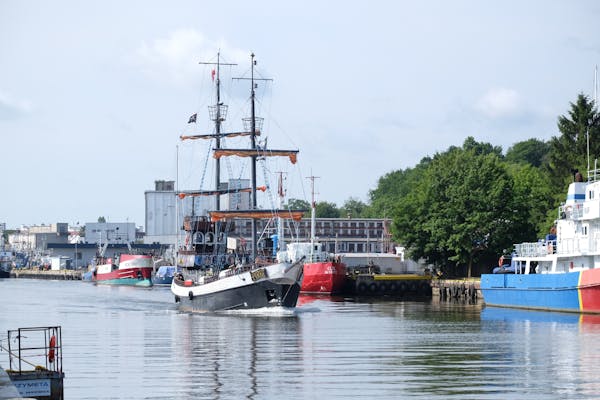 Sea Vs Air Shipping Costs Compared - What’s Cheaper?
